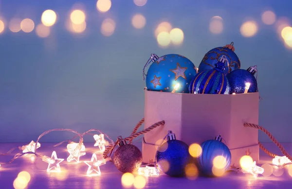 Beeld Van Kerstboom Feestelijke Blauw Paars Violet Ballen Decoratie Doos — Stockfoto