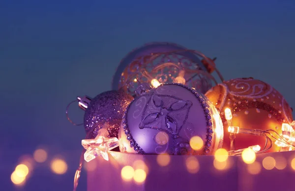 Obrázek Zlata Ozdobený Strom Vánoční Fialová Fialové Koule Dekorace Dárkovém — Stock fotografie