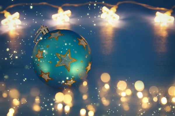 Χριστουγεννιάτικη Μπάλα Γιορτινό Δέντρο Διακόσμηση Χρυσά Αστέρια Μπροστά Από Μπλε — Φωτογραφία Αρχείου