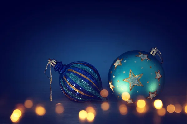 Obrázek Vánoční Slavnostní Strom Míč Dekorace Zlaté Hvězdy Před Modrým — Stock fotografie