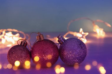 Görüntü ve Noel şenlikli ağaç altın, mor menekşe topları dekorasyon