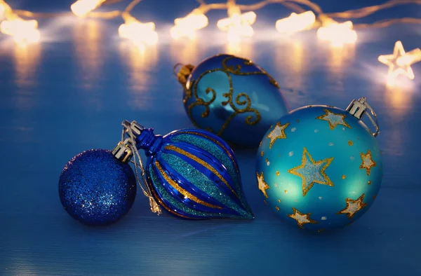 Afbeelding Van Feestelijke Kerstboom Ballen Decoratie Met Gouden Sterren Voor — Stockfoto