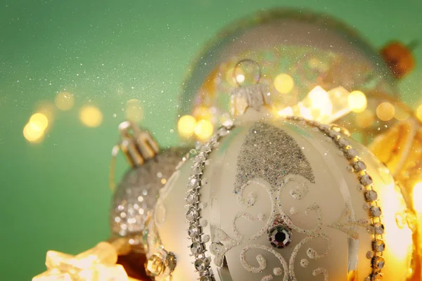 Afbeelding Van Kerstmis Feestelijke Boom Goud Zilver Wit Ballen Decoratie — Stockfoto