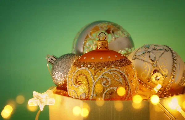 Imagem Árvore Festiva Natal Decoração Ouro Prata Bolas Brancas — Fotografia de Stock