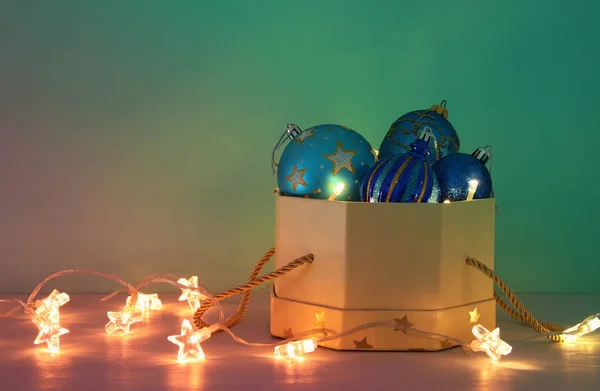 Image Noël Arbre Fête Boules Bleues Décoration Dans Boîte Cadeau — Photo