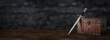 kılıç ve eski ahşap göğüs düşük anahtar bayrağı. fantezi Ortaçağ Dönemi