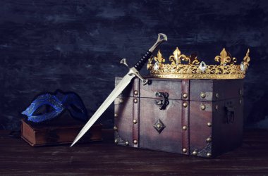 güzel Kraliçe/Kral taç, gizemli maske ve kılıç düşük anahtar görüntü. fantezi Ortaçağ Dönemi