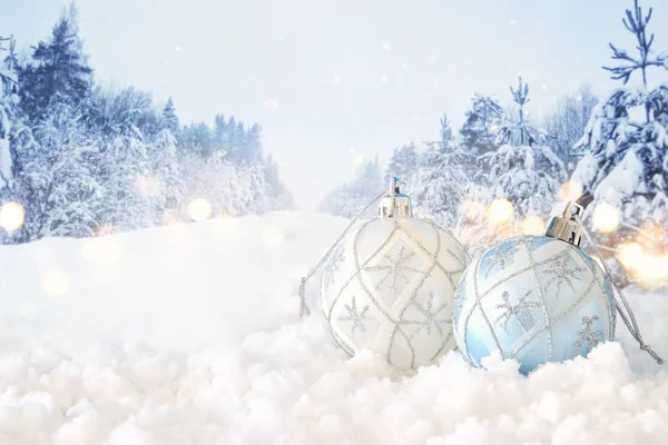 Imagen Del Árbol Navidad Decoración Bolas Blancas Frente Mágico Paisaje —  Fotos de Stock