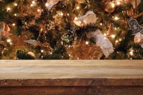 装飾の背景とクリスマスツリーの前に空のテーブル 製品表示モンタージュの場合 — ストック写真