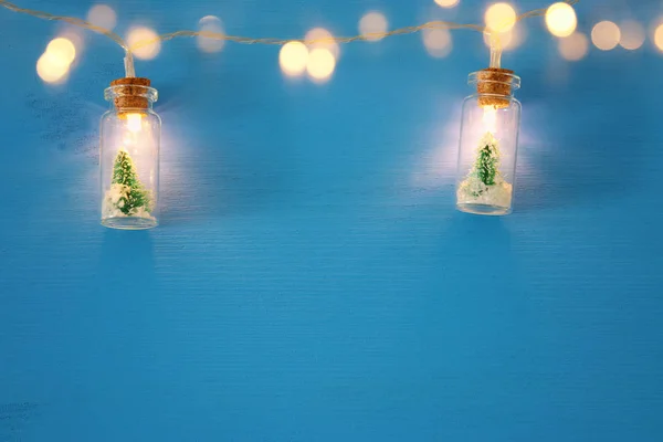 Foto Van Kerstboom Masson Jar Garland Lichten Houten Blauwe Achtergrond — Stockfoto