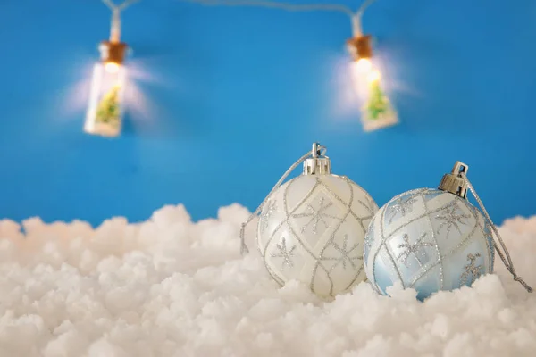 Imagem Árvore Festiva Natal Decoração Bola Branca Frente Fundo Azul — Fotografia de Stock