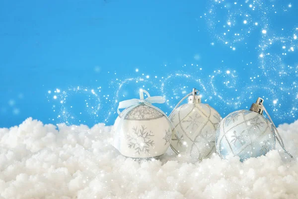 Imagem Árvore Festiva Natal Decoração Bola Branca Frente Fundo Azul — Fotografia de Stock