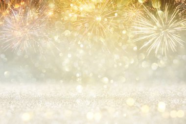 havai fişek ile soyut altın glitter arka plan. Noel, yeni yıl ve 4 Temmuz tatil kavramının