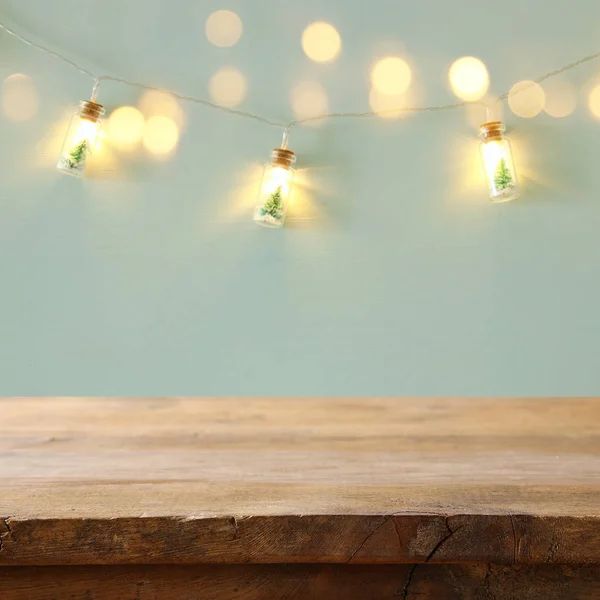 空桌子在圣诞树前的马尾松罐子花环灯在木蓝色的背景 — 图库照片