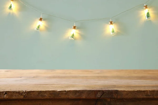 Mesa Vacía Frente Árbol Navidad Tarro Masson Luces Guirnalda Sobre — Foto de Stock