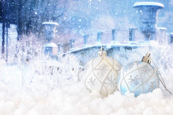 Bild Von Weihnachten Festlichen Baum Weiße Kugeldekoration Vor Magischer Winterlandschaft — Stockfoto