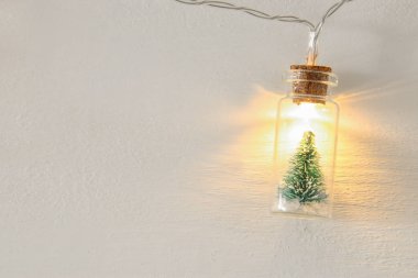 görüntü masson kavanoz çelenk ışık Noel ağacı ahşap beyaz arka plan üzerinde kapatın