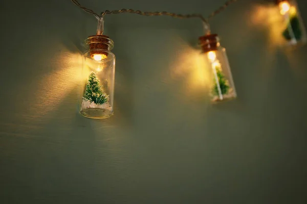 Close Εικόνα Του Χριστουγεννιάτικου Δέντρου Φως Βάζο Γιρλάντα Masson — Φωτογραφία Αρχείου