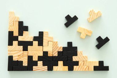 Nane arka plan üzerinde bir ahşap kare tangram bulmacanın