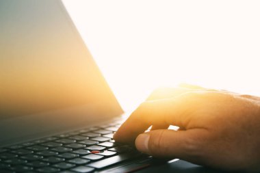 Laptop klavye, ofis, işyeri veya ev üzerine yazarak elini görüntüsü. Filtre vintage