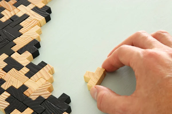 Man Hand Holding Square Tangram Puzzle Wooden Table — Stock Photo, Image