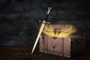 güzel Kraliçe/Kral taç, hazine ve kılıç ile açık göğüs düşük anahtar görüntüsü. fantezi Ortaçağ Dönemi