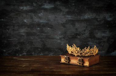 eski kitap güzel Kraliçe tacı düşük anahtar görüntüsü. fantezi Ortaçağ Dönemi