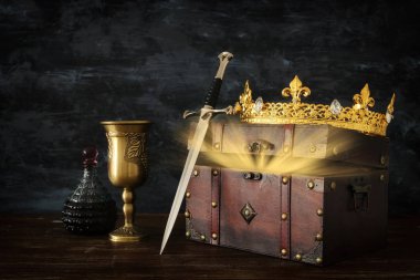 güzel Kraliçe/Kral taç, hazine ve kılıç ile açık göğüs düşük anahtar görüntüsü. fantezi Ortaçağ Dönemi