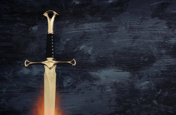 Niski Klucz Sztandaru Srebrny Miecz Okresu Średniowiecznego Fantasy — Zdjęcie stockowe