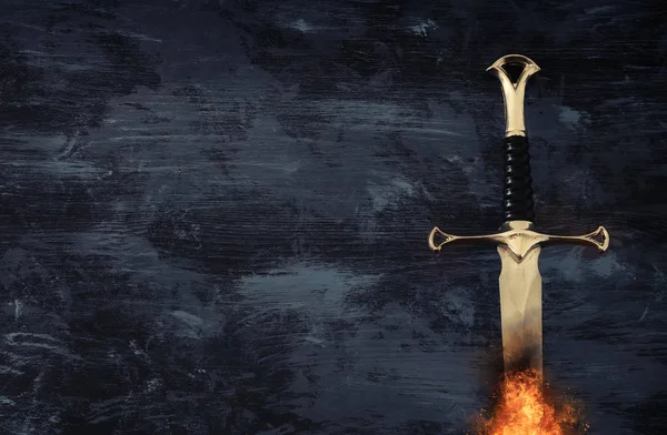 Niski Klucz Sztandaru Srebrny Miecz Płomienie Ognia Okresu Średniowiecznego Fantasy — Zdjęcie stockowe