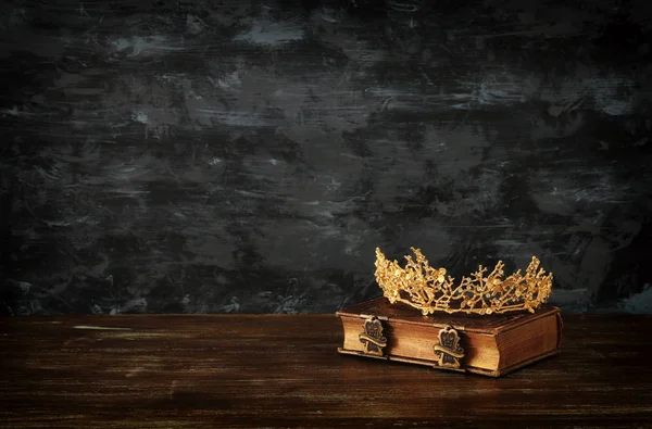 Низкий Ключевой Образ Красивой Королевы Короны Старой Книге Фантазия Средневековья — стоковое фото