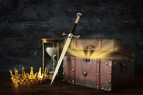 Nízké Klíč Obrázek Krásné Královny Král Koruna Přesýpací Hodiny Meč — Stock fotografie