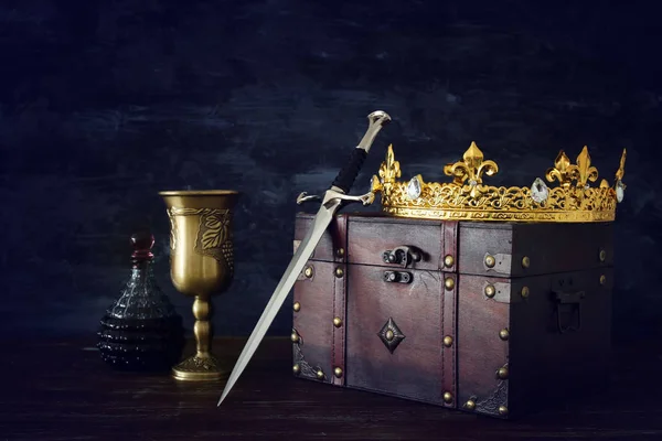 Nízké Klíčových Obraz Krásné Královny Král Koruna Pohár Vínem Meč — Stock fotografie