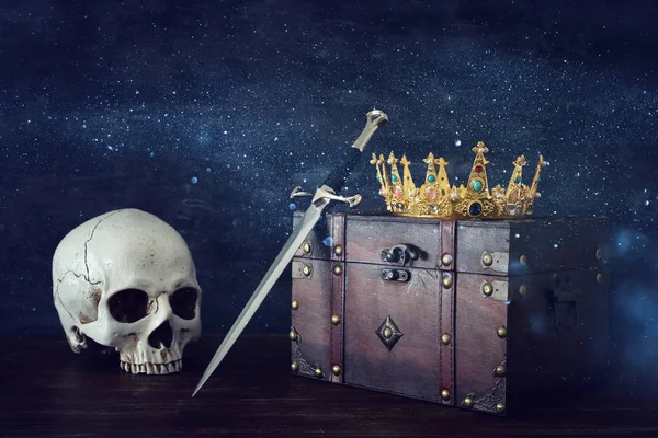 Imagine Cheie Scăzută Frumoasei Regine Coroană Rege Pieptul Vechi Craniul — Fotografie, imagine de stoc