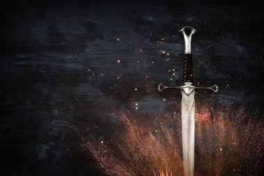 ateşle gümüş kılıç düşük anahtar görüntü kıvılcım. fantezi Ortaçağ Dönemi