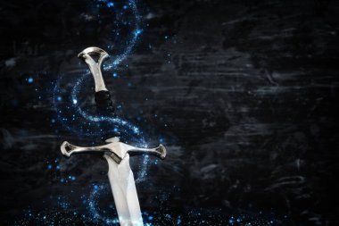 düşük anahtar görüntü sihirli ışıkları ile gümüş kılıç. fantezi Ortaçağ Dönemi