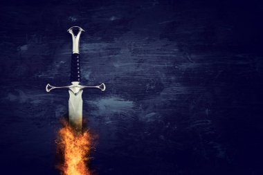 ateşten alevler içinde gümüş kılıç düşük anahtar görüntü. fantezi Ortaçağ Dönemi