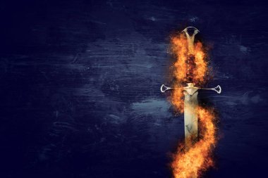 ateşten alevler içinde gümüş kılıç düşük anahtar görüntü. fantezi Ortaçağ Dönemi