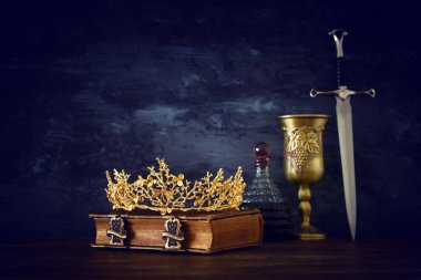 güzel Kraliçe/Kral taç, şarap Kupası ve kılıç düşük anahtar görüntü. fantezi Ortaçağ Dönemi