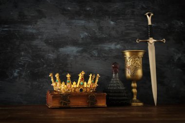 güzel Kraliçe/Kral taç, şarap Kupası ve kılıç düşük anahtar görüntü. fantezi Ortaçağ Dönemi