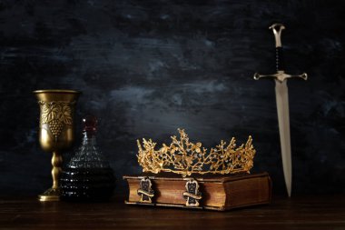 güzel Kraliçe/Kral taç, şarap Kupası ve kılıç düşük anahtar görüntü. fantezi Ortaçağ Dönemi