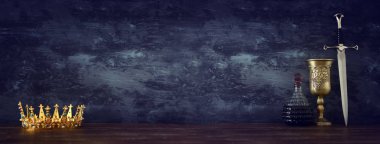 güzel Kraliçe/Kral taç, şarap Kupası ve kılıç düşük anahtar afiş. fantezi Ortaçağ Dönemi