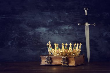 güzel Kraliçe/Kral taç ve kılıç düşük anahtar görüntü. fantezi Ortaçağ Dönemi