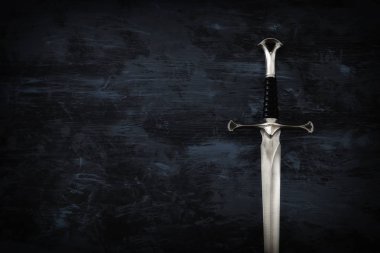 gümüş kılıç düşük anahtar görüntü. fantezi Ortaçağ Dönemi