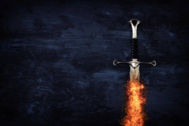 ateşten alevler içinde gümüş kılıç düşük anahtar görüntü. fantezi Ortaçağ Dönemi