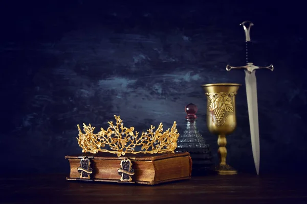 低调的形象 美丽的皇后皇冠 酒杯和剑 幻想中世纪时期 — 图库照片