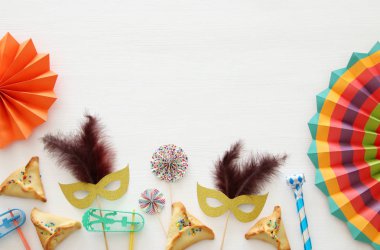 Purim kutlama kavram (Yahudi karnaval tatil) Beyaz ahşap zemin üzerinde. Üstten görünüm - görüntü