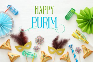 Purim kutlama kavram (Yahudi karnaval tatil) Beyaz ahşap zemin üzerinde. Üstten görünüm - görüntü