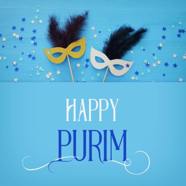 Purim kutlama kavram (Yahudi karnaval tatil) Beyaz ahşap zemin üzerinde. Üstten görünüm