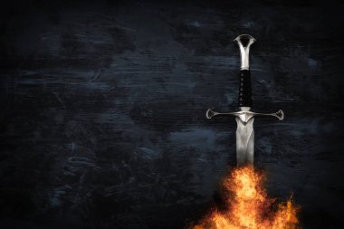 ateşten alevler içinde gümüş kılıç düşük anahtar görüntü. fantezi Ortaçağ Dönemi